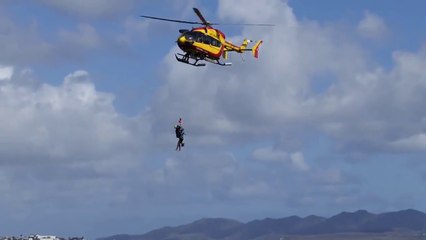Un hélitreuillage tourne mal : le pompier et la victime tombent dans l'eau !