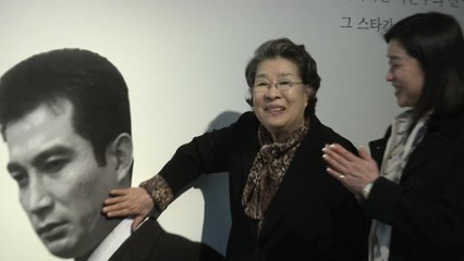 故 신성일 기획전 찾은 엄앵란 "소리 없는 눈물이 나와" / YTN