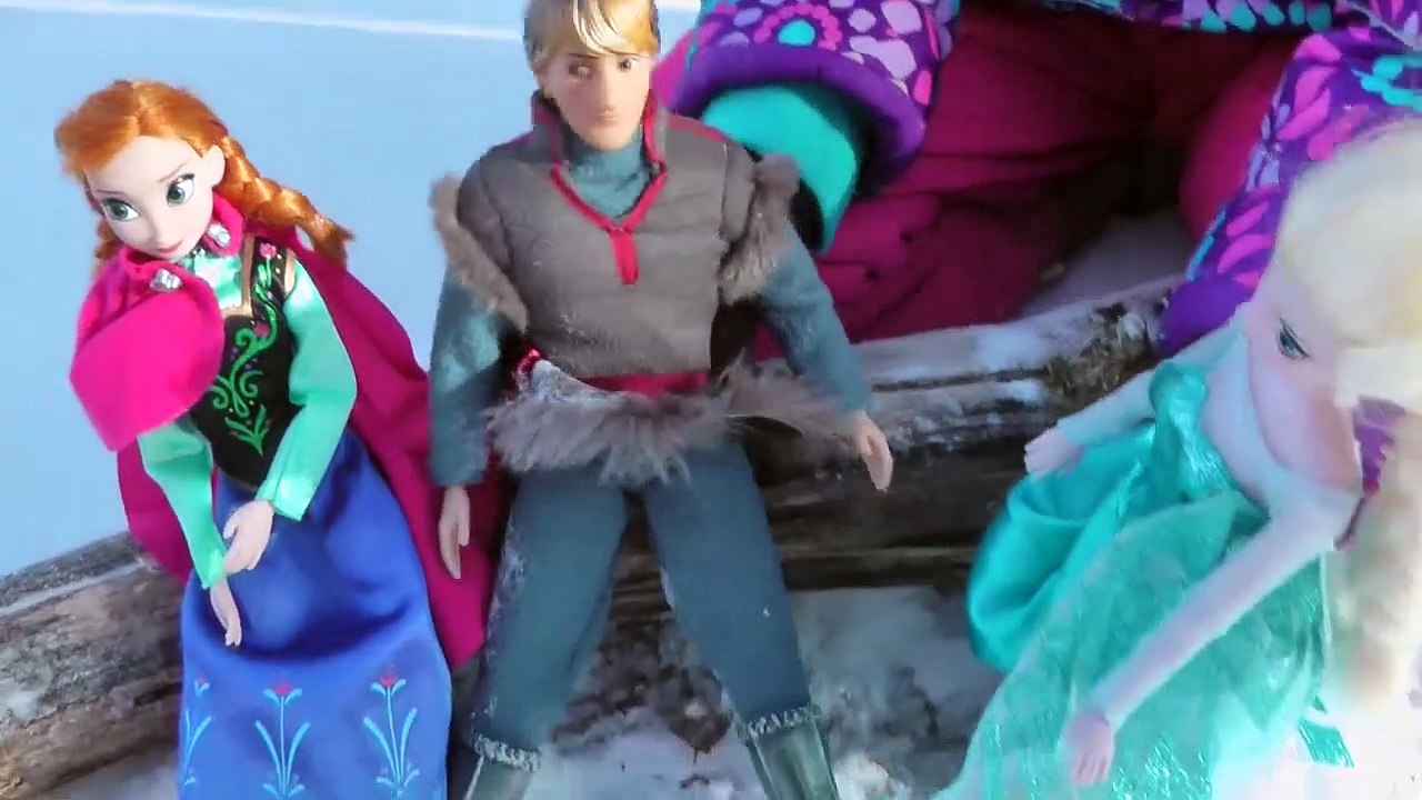 La LUGE! SNOW fun ! ELSA et ANNA, les tout-petits jouent dans la NEIGE