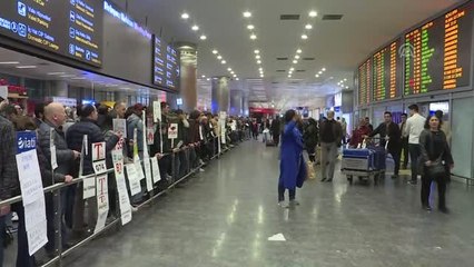 Bakan Turhan Atatürk Havalimanı'ndan Kalkan Son Uçağı Uğurladı