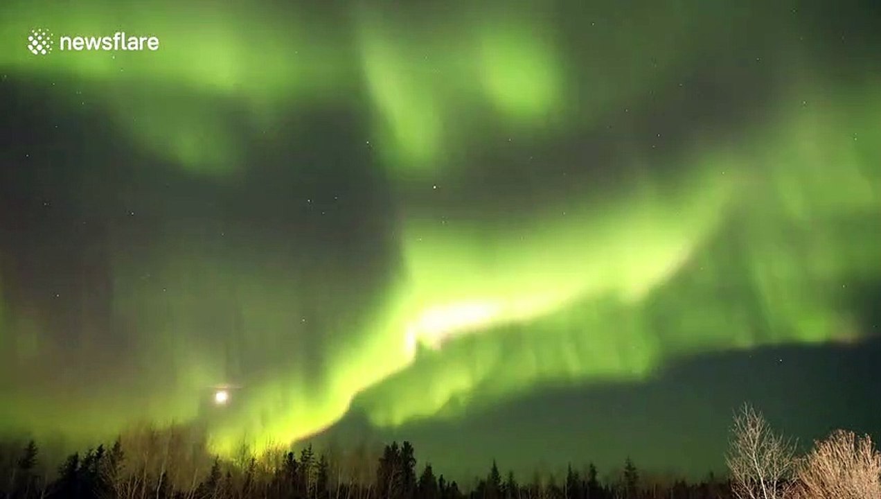 Stunning timelapse of Canadian Northern LIghts as full moon sets