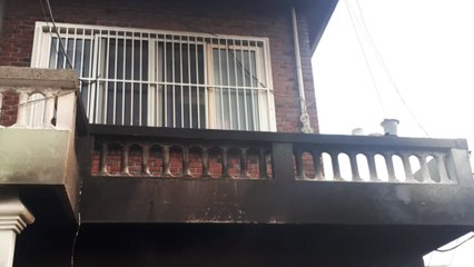 부산 감만동 2층 주택 화재...거주자 모두 대피 / YTN
