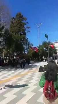 Hopa sokaklarında klasik müzik dinletisi -