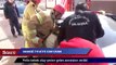 Otomobilde mahsur kalan bebeği itfaiye ekibi kurtardı