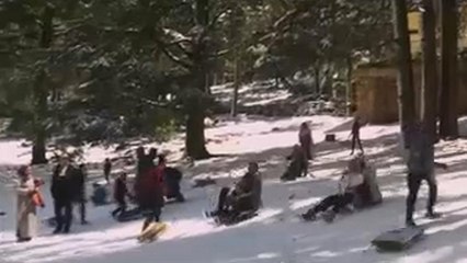 شاهد.. الثلوج تغطي مدينة إيفران المغربية في شهر نيسان