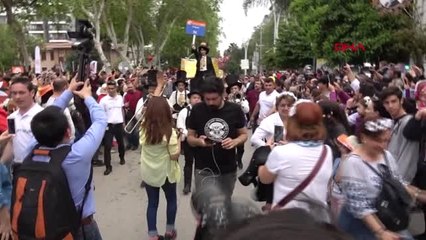 Adana'da 1,5 Milyon Kişi Portakal Çiçeği Karnavalı'yla Coştu