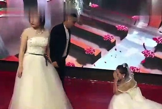 Cô gái mặc váy cô dâu xông vào đám cưới bạn trai cũ đòi quay lại