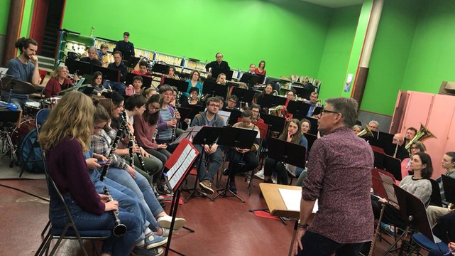 L’orchestre d’harmonie de Coutances répète avec Emmanuel Bex pour Jazz sous les pommiers