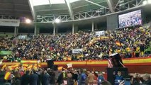 Acto de Vox en Leganés. Los asistentes cantan el himno de la Legión mientras esperan a que aparezca Abascal.