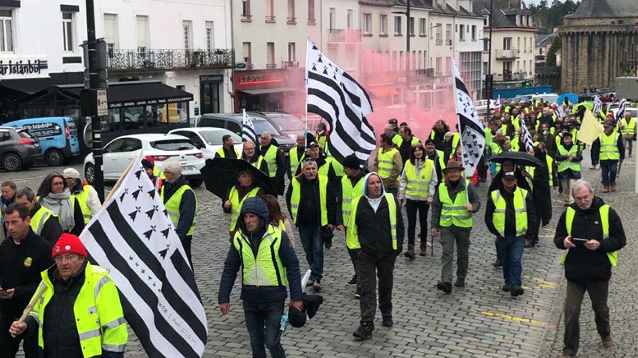 Une centaine de Gilets jaunes à Hennebont Vidéo Dailymotion