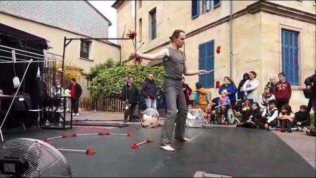 Jongleur et échassiers à la fête du Printemps de Bar-leDuc