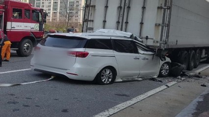 교차로서 주차 트럭 들이받아...2명 사상 / YTN