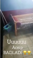 Havai Fişeği Patlatıp Patlatıp Çok Eğlenen Adam