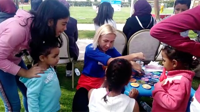 سائحون يشاركون في يوم اليتيم بأحد فنادق الغردقة