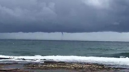 Une trombe marine se forme au large de Sausset-les-Pins