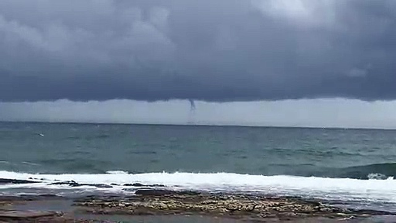 Une trombe marine se forme au large de Sausset-les-Pins