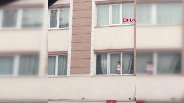 Düzce Pencereye Çıkan Küçük Kız, Yürekleri Ağızlara Getirdi