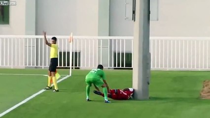 KO d'un joueur de foot sur le lampadaire du stade en plein match !