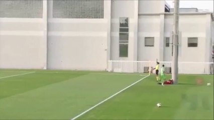 Un Footballeur se prend un poteau d'éclairage et fini KO