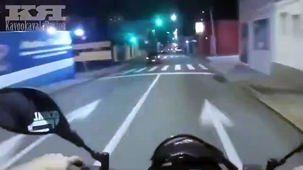 Très content d'avoir tous les feux au vert, il accélère et chute...