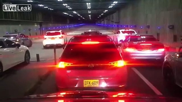 Ces conducteurs organisent une course illégale dans un tunnel et ça tourne très mal