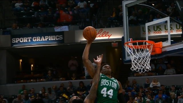 لقطة: كرة سلة: اللاعب الصاعد ويليامز يسجّل سلّة ساحقة مُتقنة بيد واحدة لصالح سيلتيكس