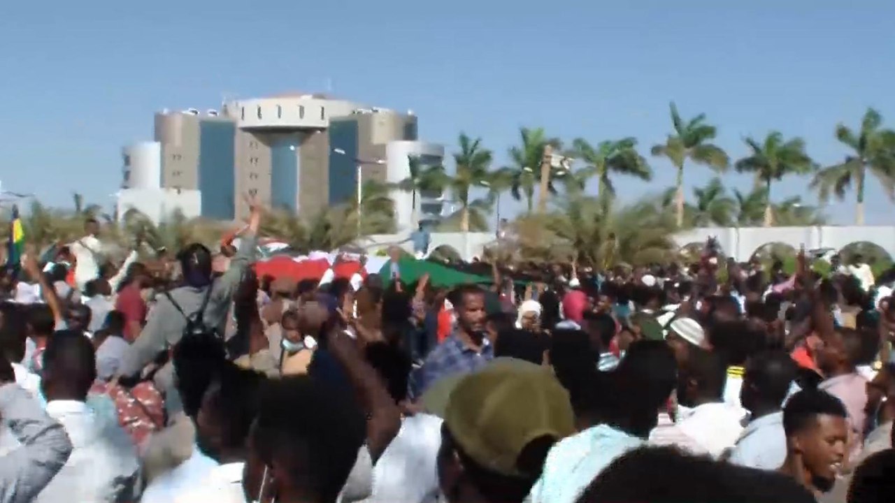 المتظاهرون السودانيون يستنجدون بالجيش لإسقاط البشير