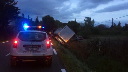 Montfrin : un poids lourd se couche dans un fossé