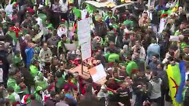 Argelinos vuelven a protestar masivamente para mantener presión