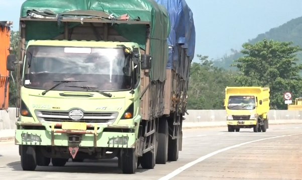 Petaka Truk ODOL di Tol Trans Jawa - BERKAS KOMPAS (2)