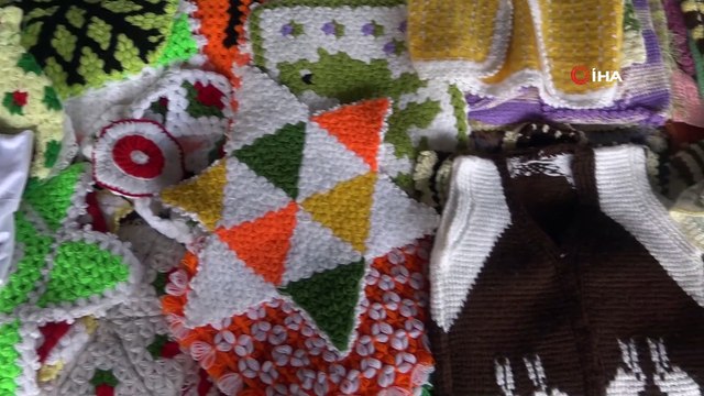 Kadınlar el emeği ile yaptıklarını satıp ev ekonomisine katkı sağlıyor