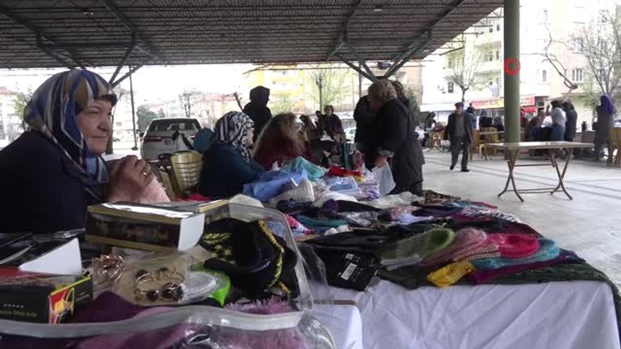 Kadınlar El Emeği ile Yaptıklarını Satıp Ev Ekonomisine Katkı Sağlıyor