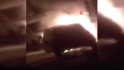 Yanan Otomobile Mahalle Sakinleri Hortumla Müdahale Etti