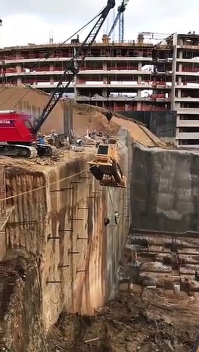 Catastrophe : une grue remonte un engin de chantier mais ne résiste pas au poids