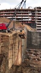 Catastrophe : une grue remonte un engin de chantier mais ne résiste pas au poids