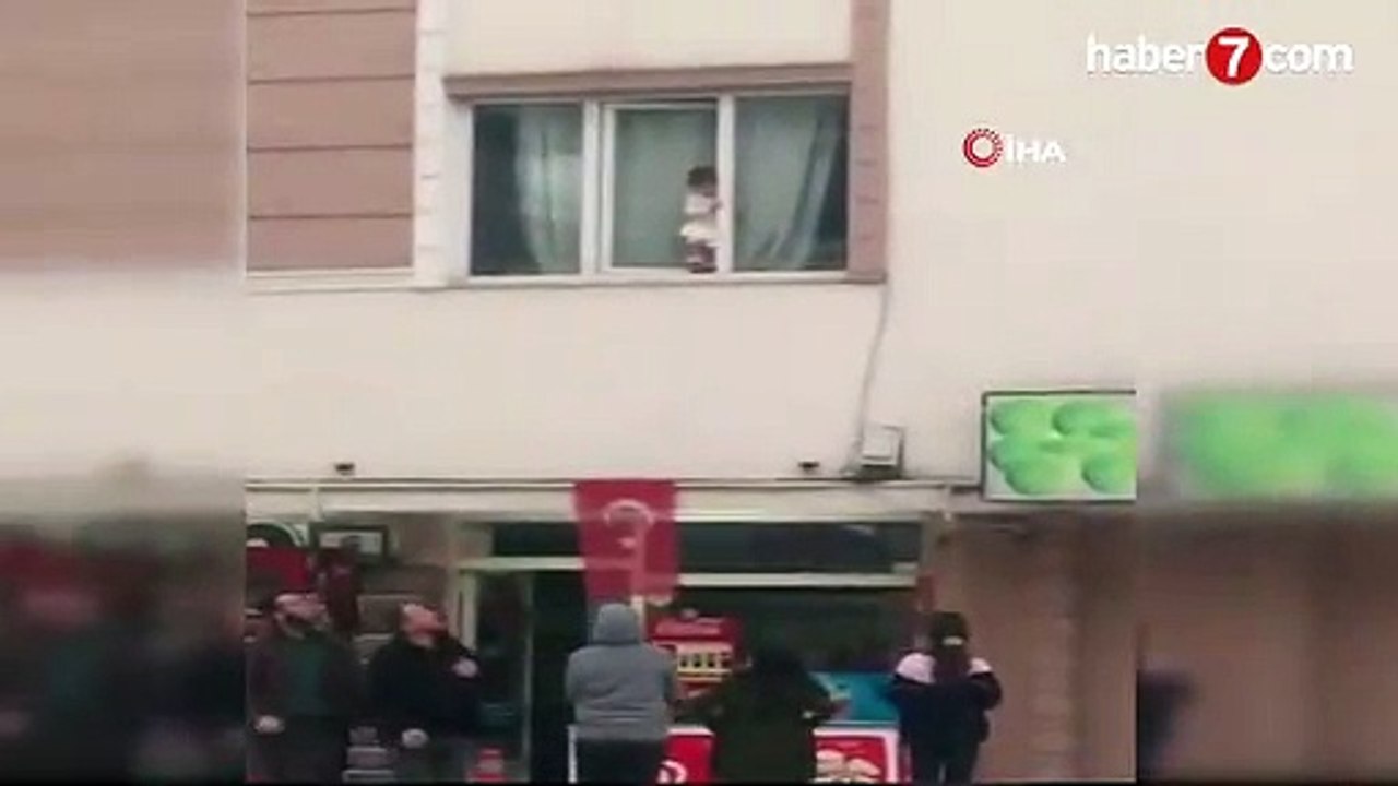 Düzce haberleri Pencereye çıkan çocuk yürekleri ağza getirdi - 07 Nisan 2019