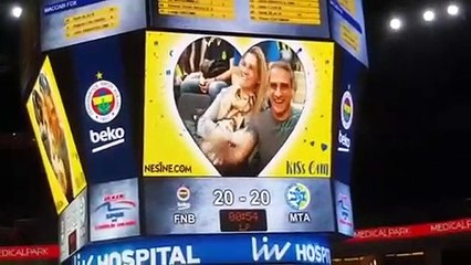Emre Kınay Kiss Cam'e yakalandı