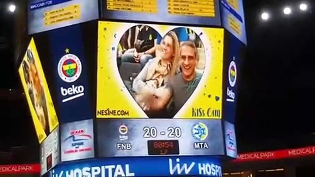 Emre Kınay Kiss Cam'e yakalandı
