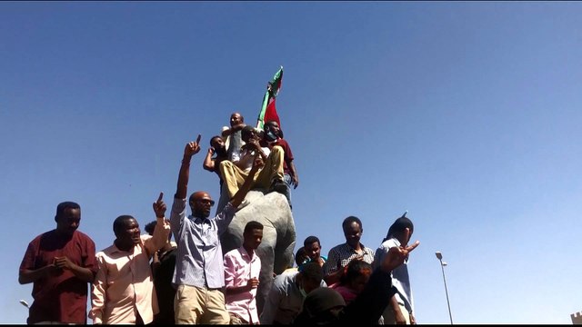 Sudan protesters 'reach army HQ' in new anti-government rallies