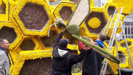 Tải video: Dernières retouches sur les chars de la Fête des Jonquilles avant le corso fleuri