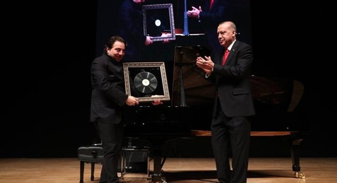 Fazıl Say'dan Binali Yıldırım'ın Afişlerine Tepki: İstanbul Halkına Haksızlık Değil mi?