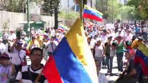 Venezolanos se manifiestan en contra y a favor de Maduro