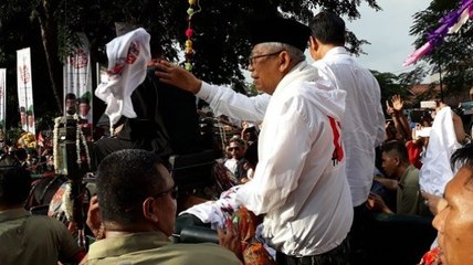 Kampanye di Tangerang Jokowi-Ma'ruf Lemparkan Kaos dari Atas Delman
