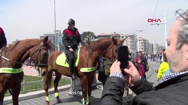 Taksim Meydanı'ndaki Atlı Polisler İlgi Odağı Oldu
