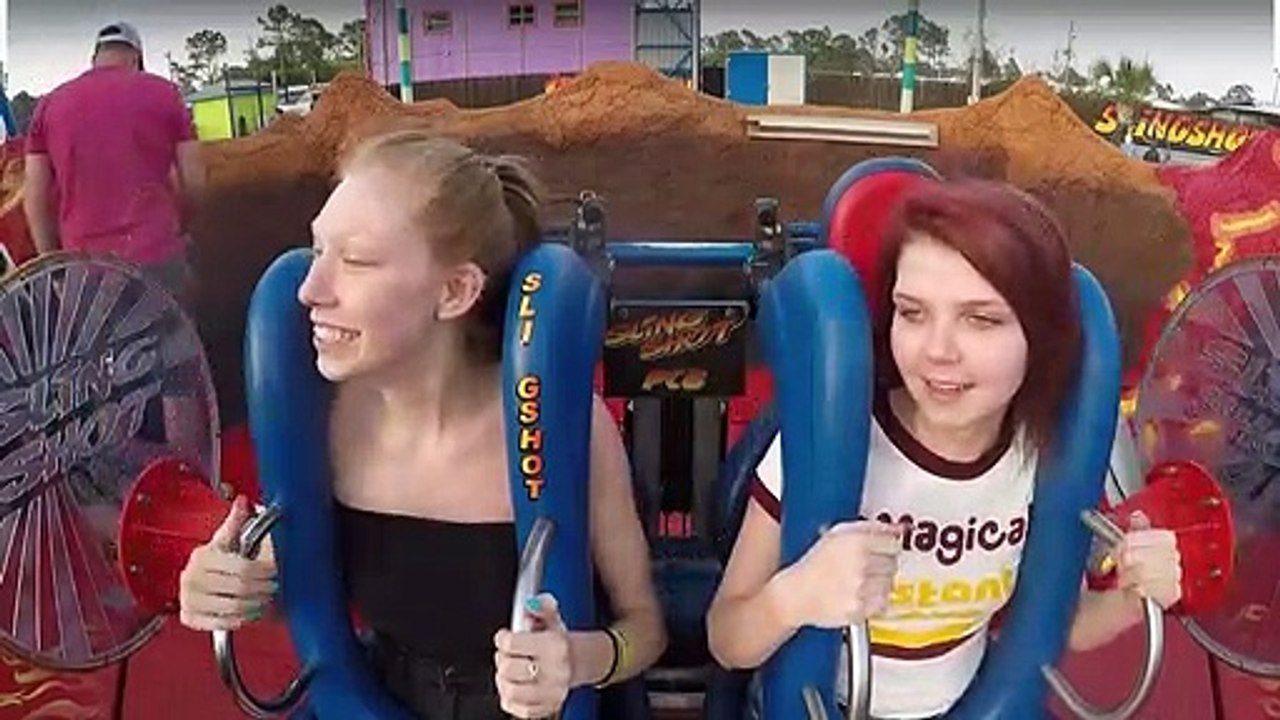 Une fille s'évanouit 2 fois dans un manège Slingshot