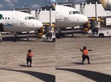 فيديو: رقصة طريفة لعاملة في مطار تحقق آلاف المشاهدات في وقت قياسي