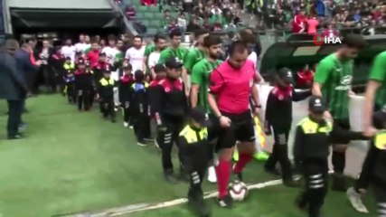 Roman çocuklar, polis üniforması giyip futbolcularla sahaya çıktılar