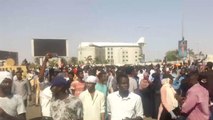 تواصل الاعتصام أمام قيادة الجيش بالخرطوم.. المتظاهرون متمسكون بمطالبهم