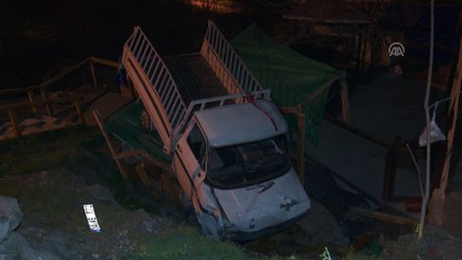 Kamyonet gecekondunun bahçesine yuvarlandı - ANKARA
