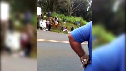 Vídeo: índios saqueiam carga de caminhão tombado na BR-277